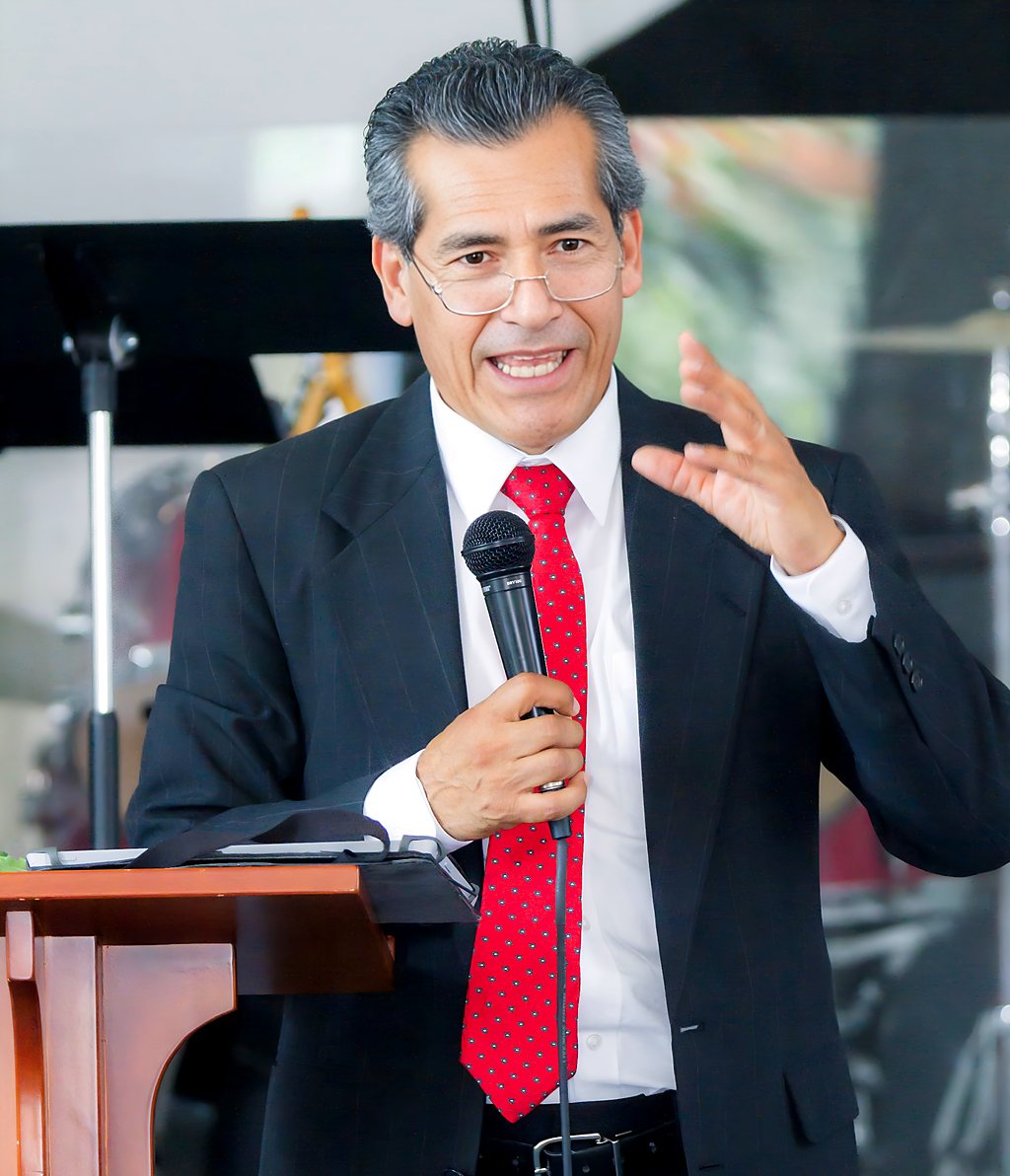Pastor Héctor Barreto predicando